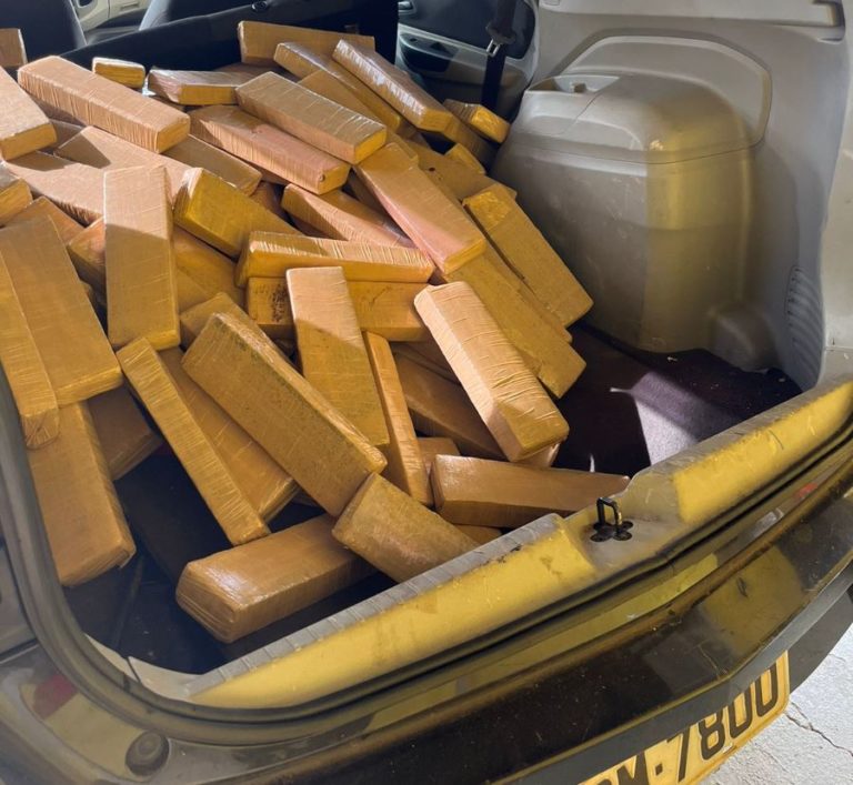 PRF localiza 305 kg de maconha em carro dirigido por adolescente na BR-101