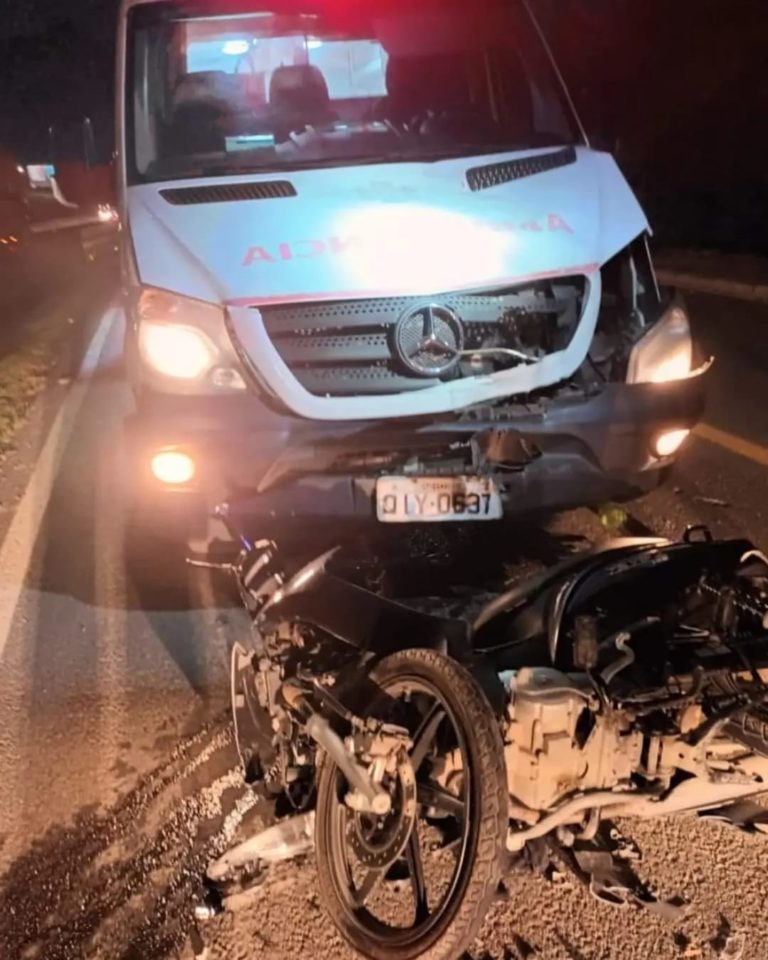 Ambulância de Camboriú, com licenciamento vencido, se envolve em acidente na BR-101