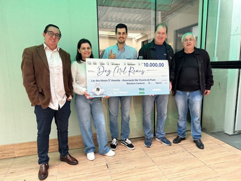 FG Big Wheel entrega cheque de 10 mil reais ao Lar dos Idosos