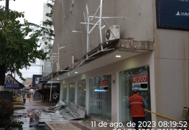 Placa de marquise desaba e atinge duas mulheres na Av do Estado
