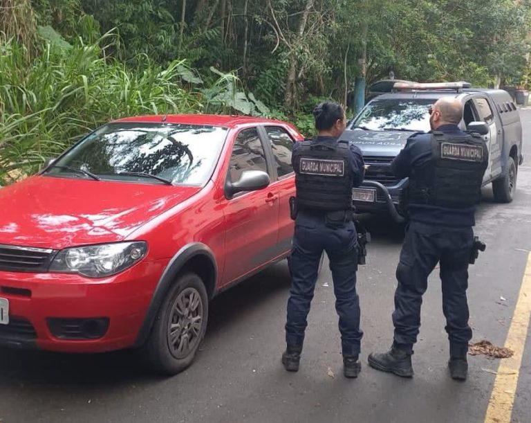 Veículo roubado é abandonado no Bairro Ariribá