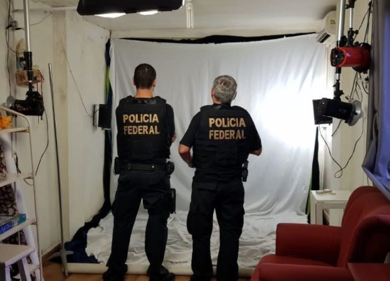 Fotógrafo é condenado a 14 anos de prisão por crimes sexuais Legenda