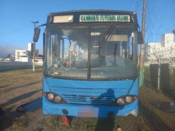 Adolescentes são flagrados depredando o ônibus do Camboriú FC
