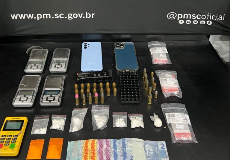 PM prende dupla por tráfico de drogas em Camboriú