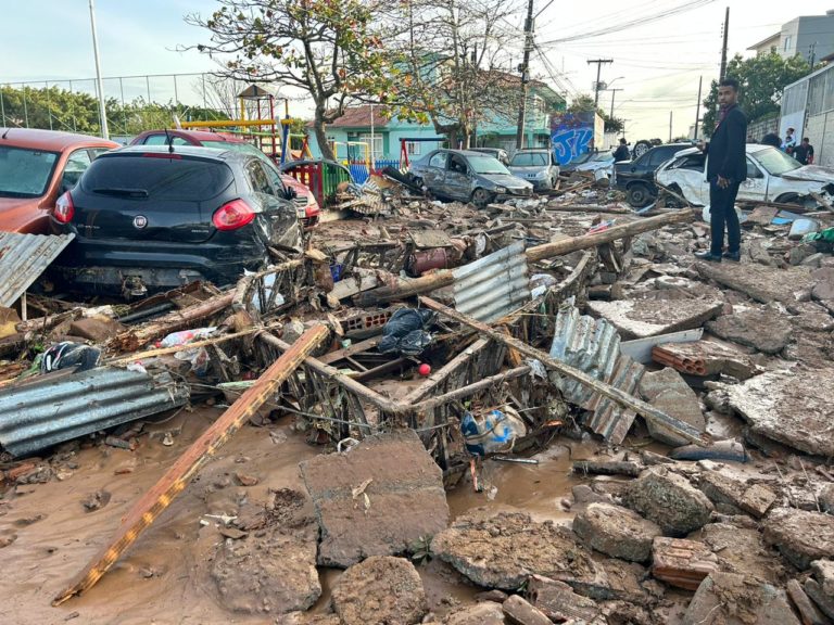 FOTOS: Reservatório da Casan rompe em Florianópolis