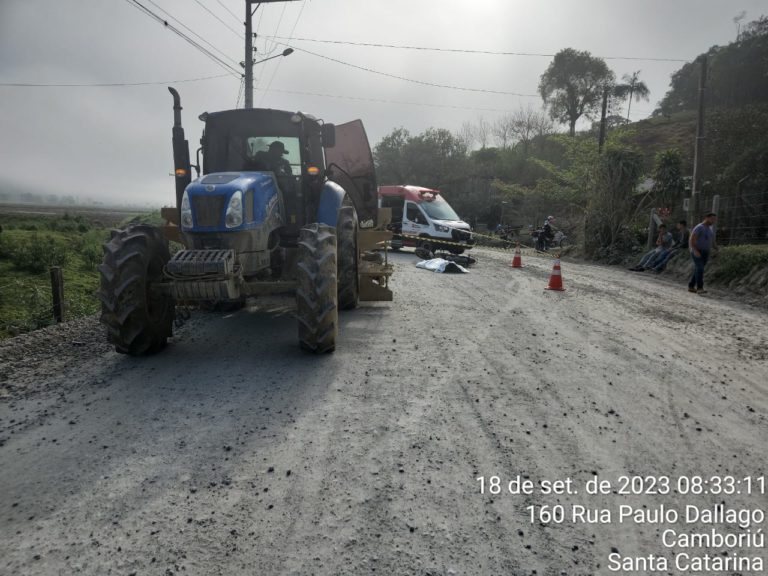 Motociclista morre em acidente com trator da Secretaria de Agricultura de Camboriú