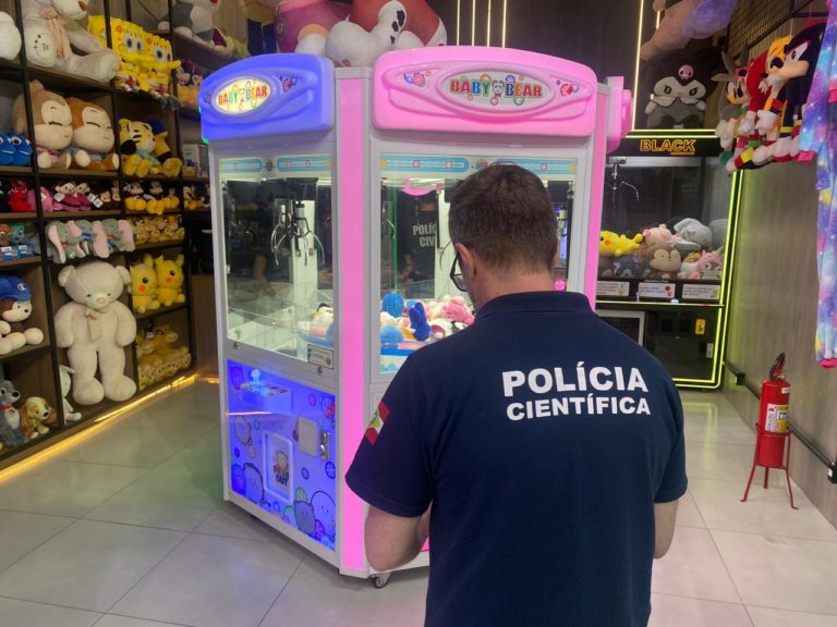 Maquinas de pegar pelúcia são alvos de operação da Polícia Civil