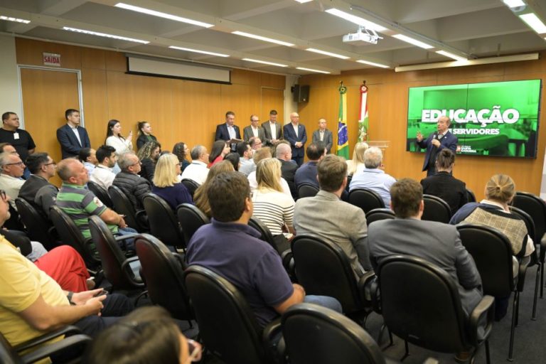 Governo de SC anuncia maior concurso público da história para a educação e outras medidas para servidores