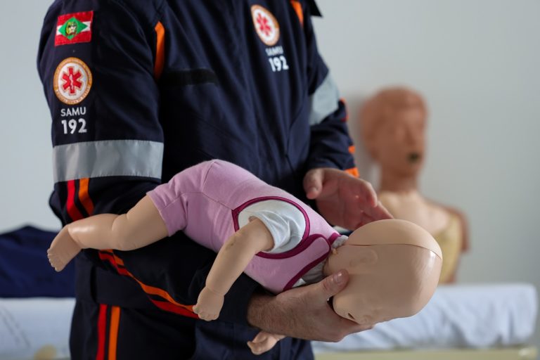 Engasgo em crianças e bebês são comuns, mas podem ser perigosos: saiba como agir