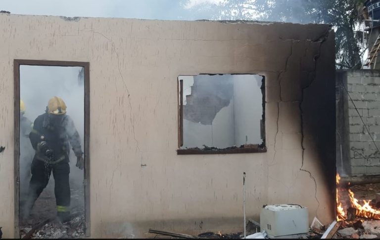 Homem ateia fogo na própria casa no Braço, em Camboriú