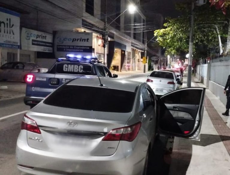 Após fuga, homem alcoolizado é detido dirigindo sem CNH em posse de drogas