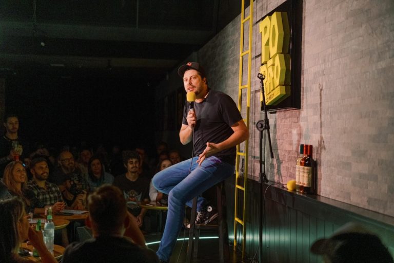 Porão Comedy Club de Blumenau abre nova unidade em Balneário Camboriú