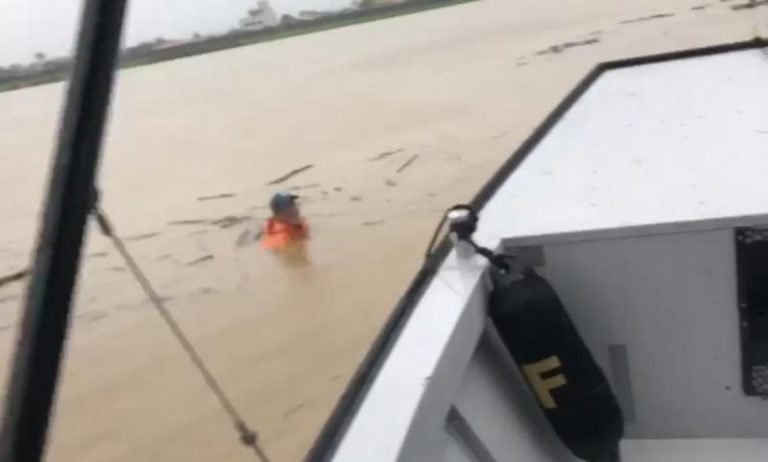 Homem é resgatado boiando no Rio Itajaí Açu em Itajaí