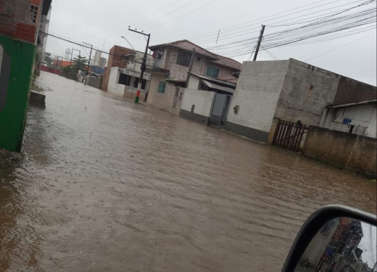 Ruas começam a alagar no Monte Alegre. Defesa Civil está em alerta