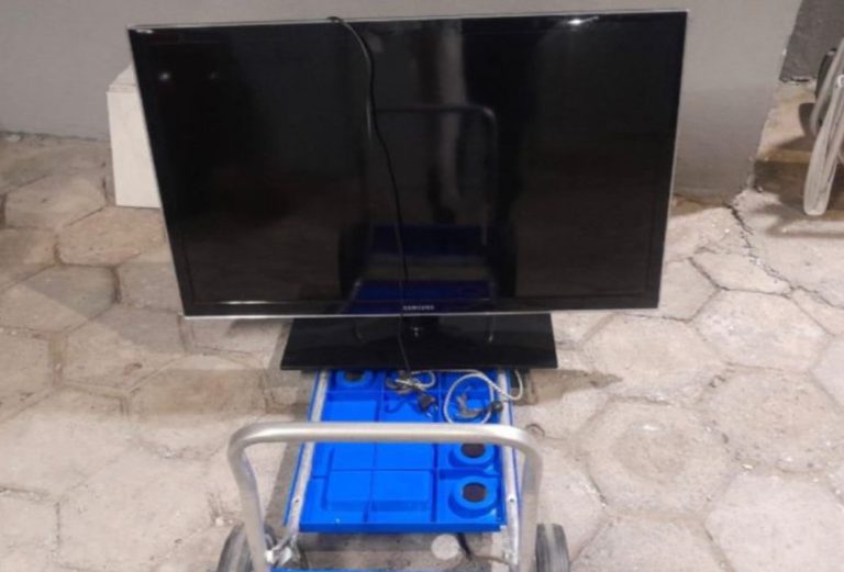 Homem tenta dar um “migué” na GM carregando TV na madrugada