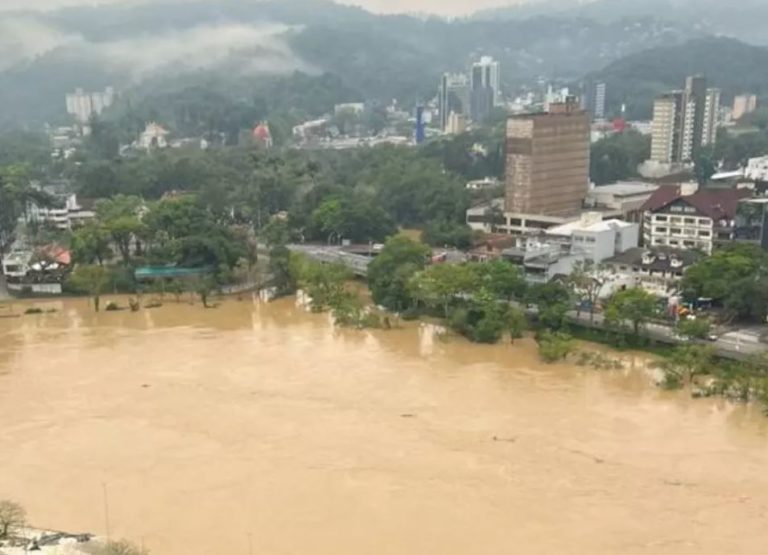 Rio Itajaí Açu pode chegar a 12 metros em Blumenau neste fim de semana