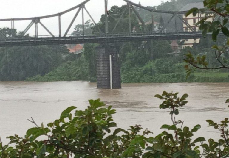 Rio Itajaí-Açú deve chegar aos 8 metros, às 20h, em Blumenau