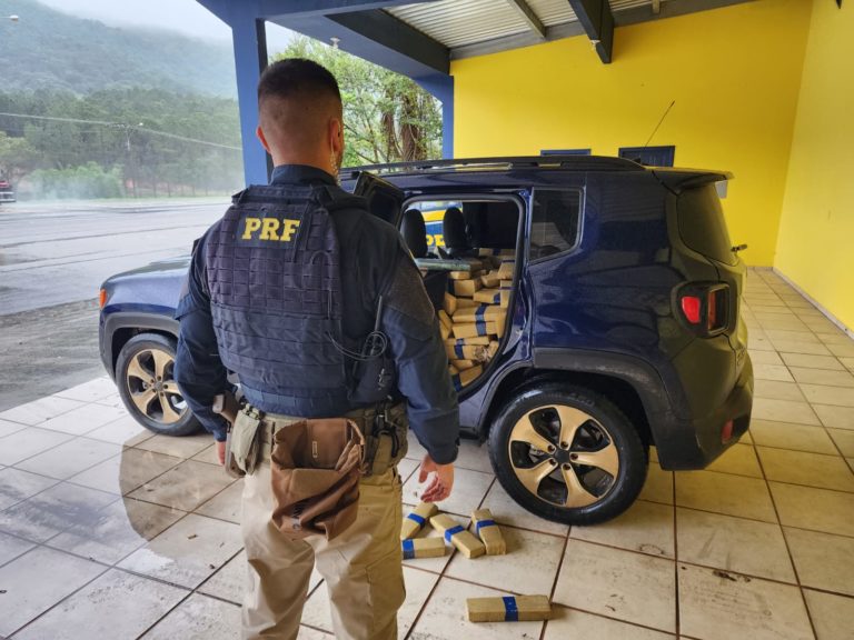 PRF apreende mais de 700 kg de maconha e recupera carro roubado