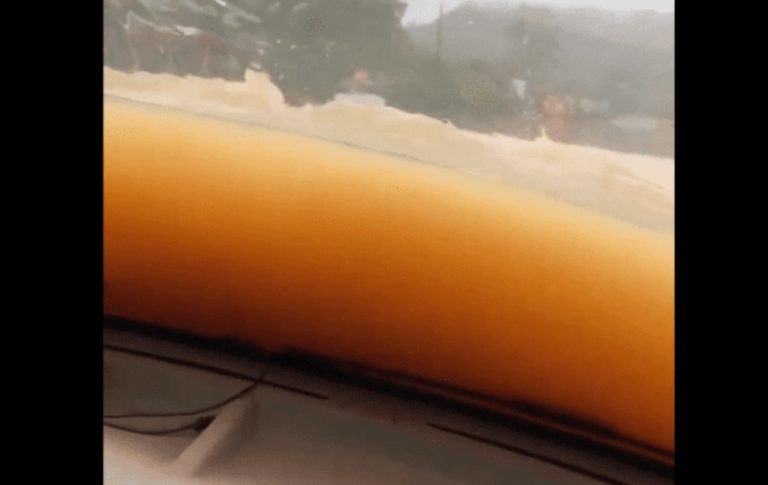 Vídeo mostra carro com água no capô atravessando rua alagada em Rio do Sul