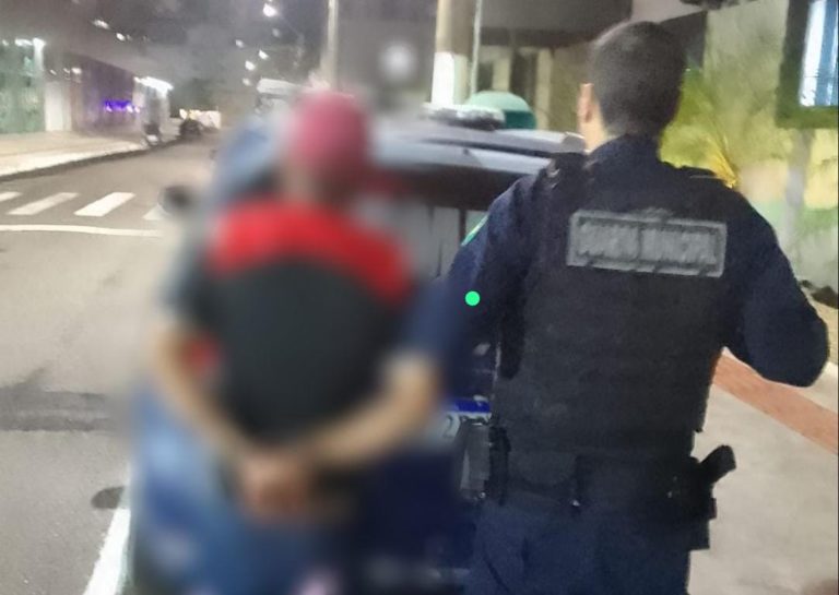 Homem é preso pela GM após agredir o pai no Municípios