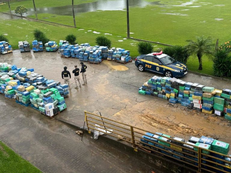 PRF apreende bitrem carregado com 25 toneladas de drogas