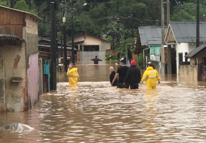carro-arrastado-pela-agua-e-pontes-destruidas-chuva-deixa-estragos-no-norte-de-sc-2-e1696431766960-800x555