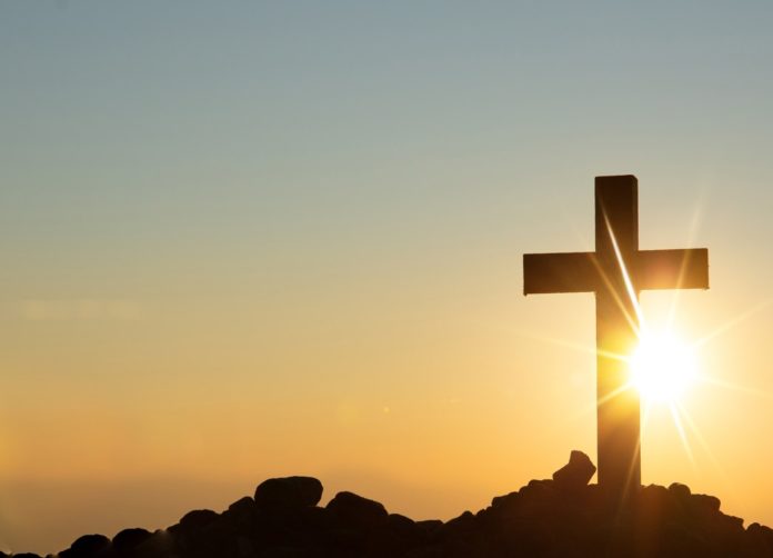 conceito-de-ressurreicao-crucificacao-de-jesus-cristo-cruz-ao-por-do-sol