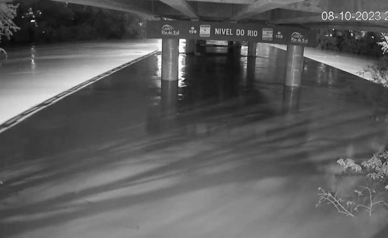 Rio Itajaí Açu atinge 10 metros em Rio do Sul