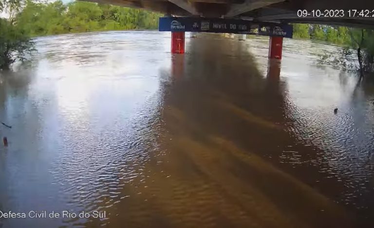 Rio Itajaí Açu em Rio do Sul não baixou desde o início da manhã