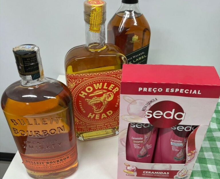 Homem é preso furtando whisky e shampoo de comércio
