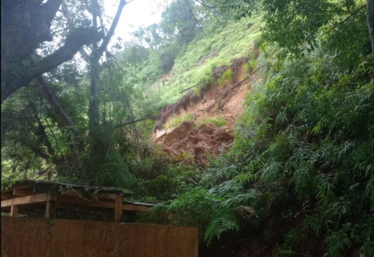 BC registra deslizamento de terra no Bairro Ariribá