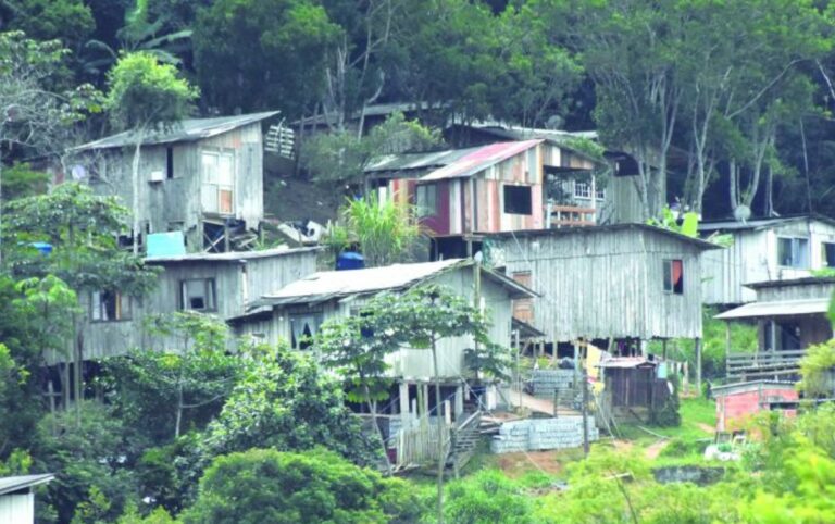 Casa na invasão Fortaleza desaba. Funcionários da prefeitura são agredidos e ameaçados