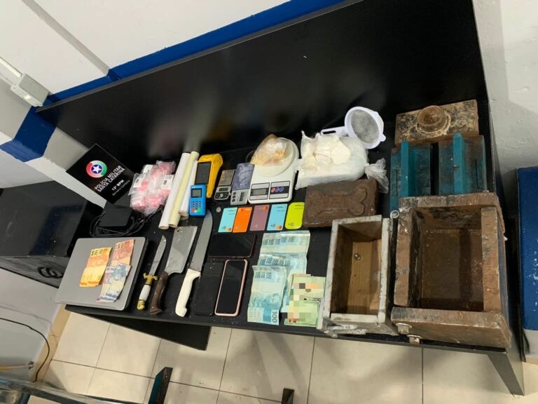 PM apreende drogas, prensa e maquina de cartão na Barra