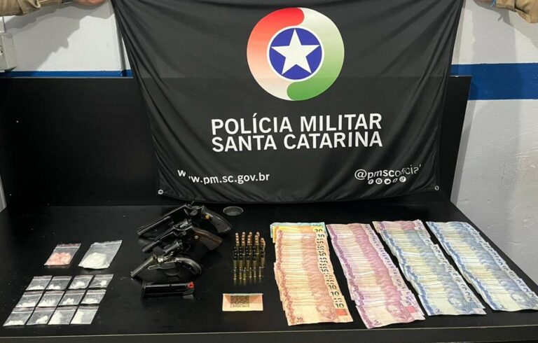 PM apreende drogas e armas em Camboriú. Um casal foi preso.