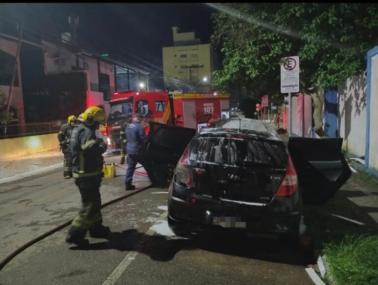 Homem ateia fogo no carro do atual da ex e é preso pela PM
