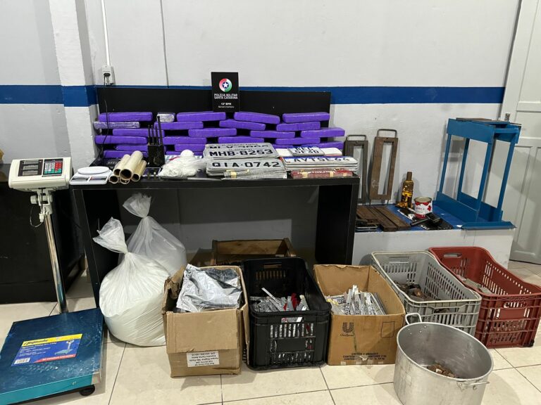 Mulher é presa com drogas e equipamentos para clonar placas