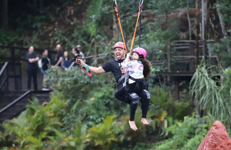 Tirullipa comemora aniversário com a família no Aventura Jurássica