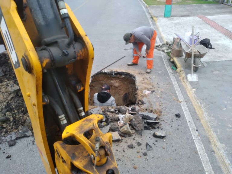 Reparo na drenagem limita trânsito no Centro de Camboriú