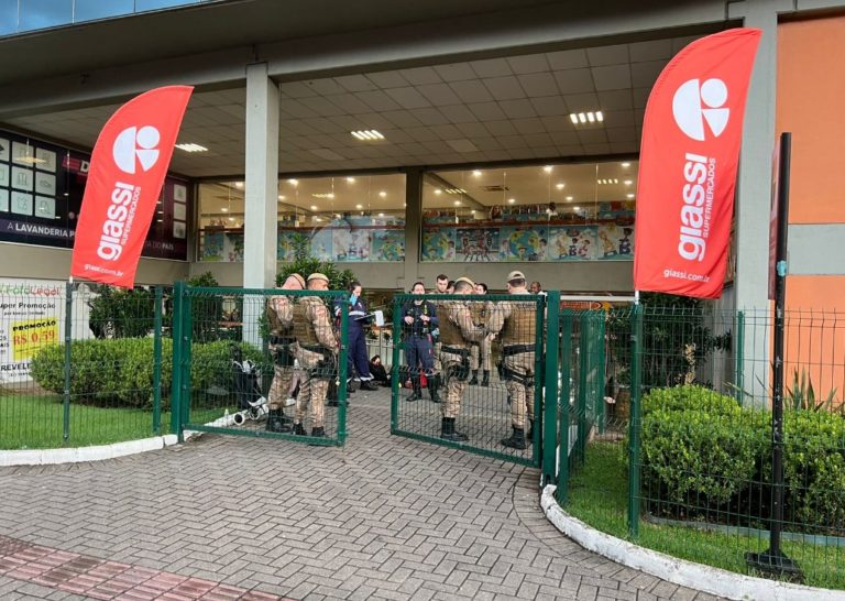 Discussão termina em facadas na saída de supermercado em Blumenau