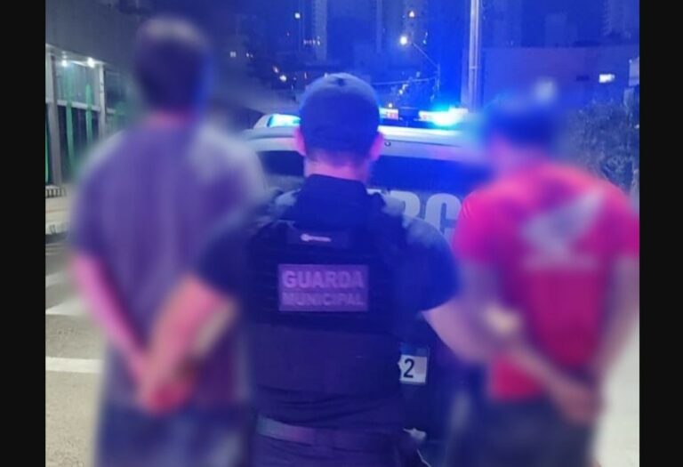 Dois são presos pela GM após passarem a mão em mulher