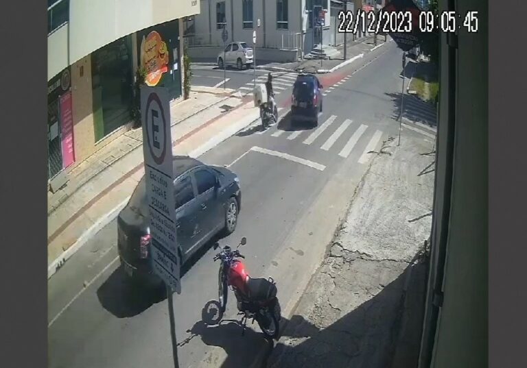 Motociclista tenta podar carro pela ciclovia e tem frente cortada