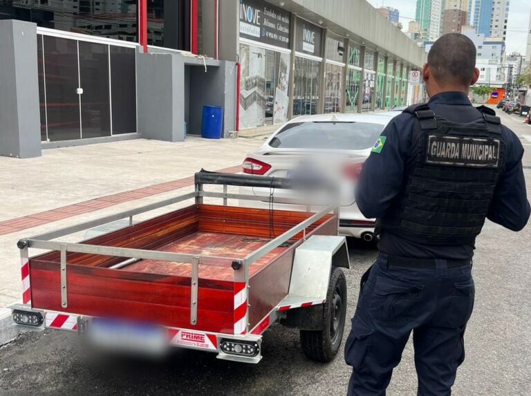 Com CNH vencida, homem é preso rebocando carretinha roubada