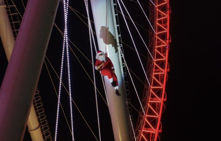 Do alto da roda gigante, Papai Noel Radical agitou a noite de Balneário Camboriú