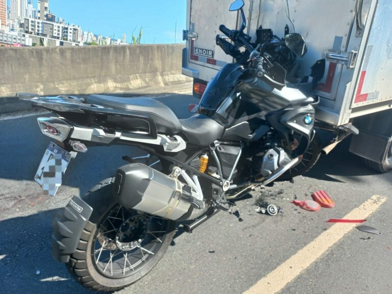 Moto “cola” na traseira de caminhão na Panorâmica