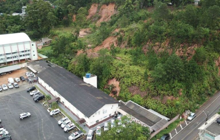 Sede do 12° Batalhão da PM é interditado por riscos de deslizamento