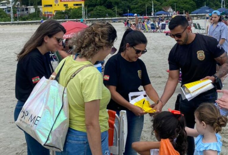 Polícia Civil distribui mais de 40 mil pulseirinhas de identificação para crianças no Litoral
