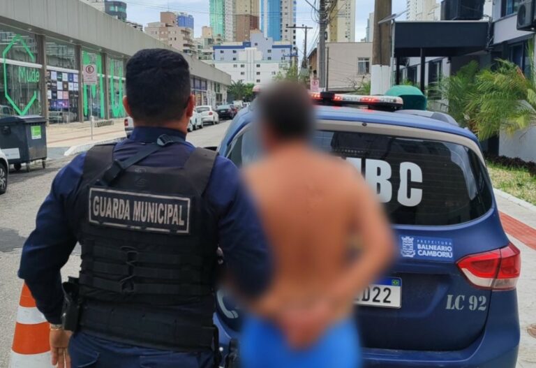 Advertido sobre som na praia, banhista parte pra cima de fiscais e desacata GM
