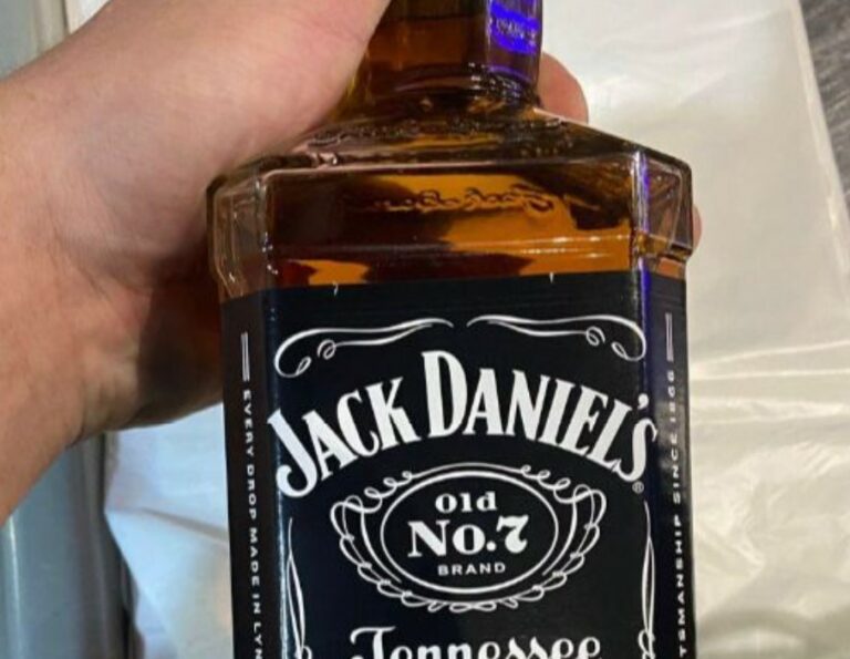 Homem é preso após furtar whisky em comércio da Av. Brasil