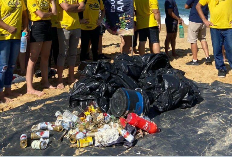 Mutirão recolheu lixo nas praias de Taquaras e Estaleiro