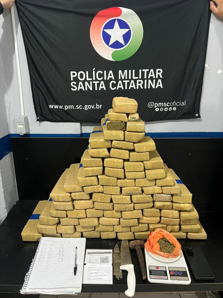 PM de Camboriú apreende mais de 58kg de maconha e prende criminosos